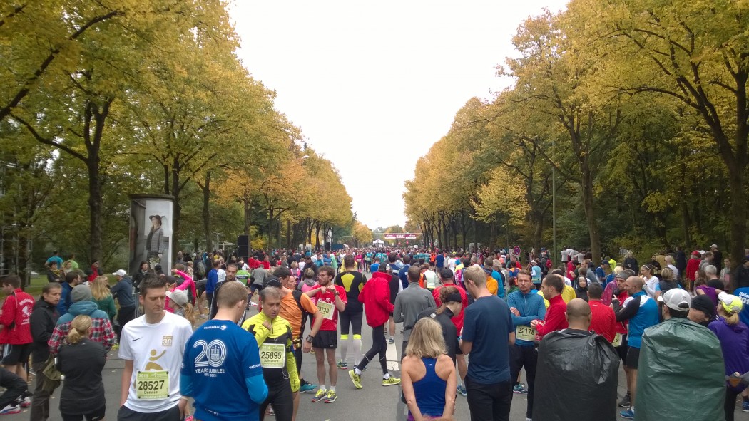 Die Läuferschar für den Halbmarathon beim München Marathon kurz vor dem Start