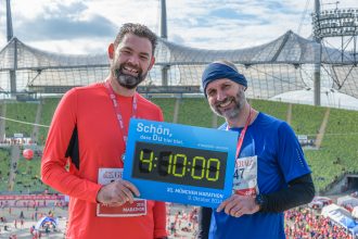 Happy: Die Marathon-Debütanten Alex und Reiner im Olympiastadion München, dem traditionellen Ziel des München Marathons